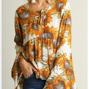 Umgee NWT sunflower bell-sleeve top Size Large